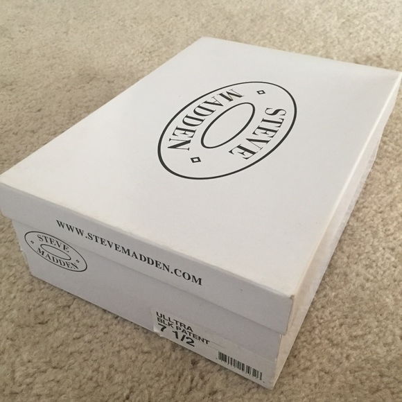 Steve Madden Ulltra Patent Leather Pump - Picture 8 of 8